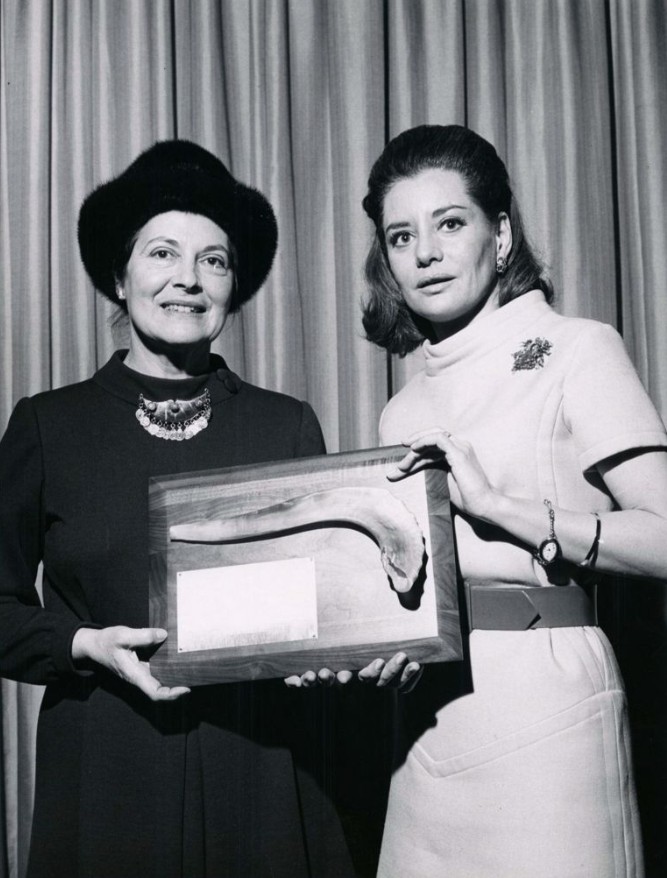 Virginia Snitow presenting a shofar to Barbara Walters