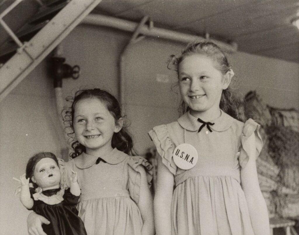 Sisters Jocheved (6) and Genia (8) Elkes